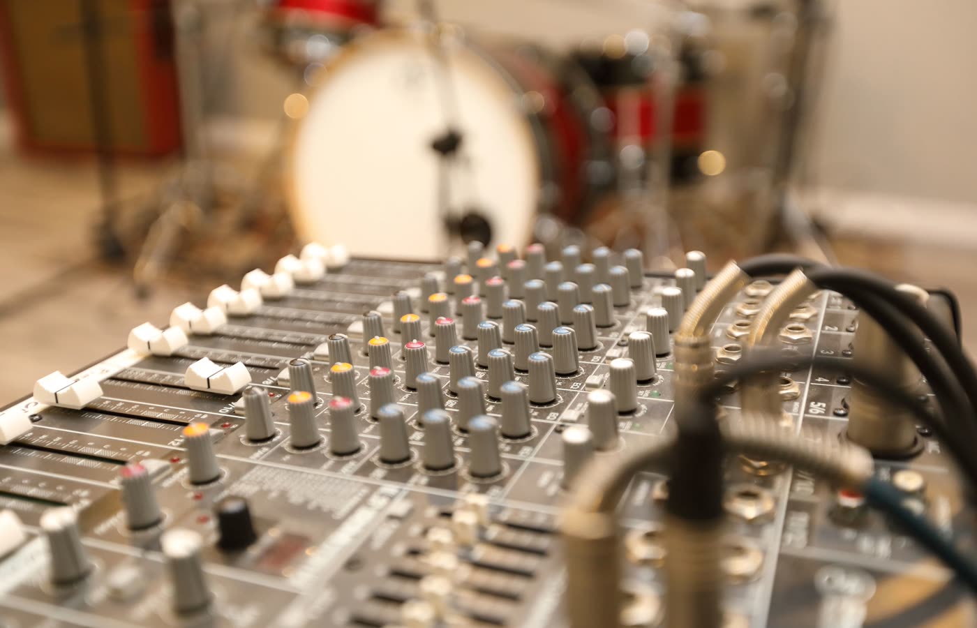 Consola de mastering y mezcla en estudio profesional
