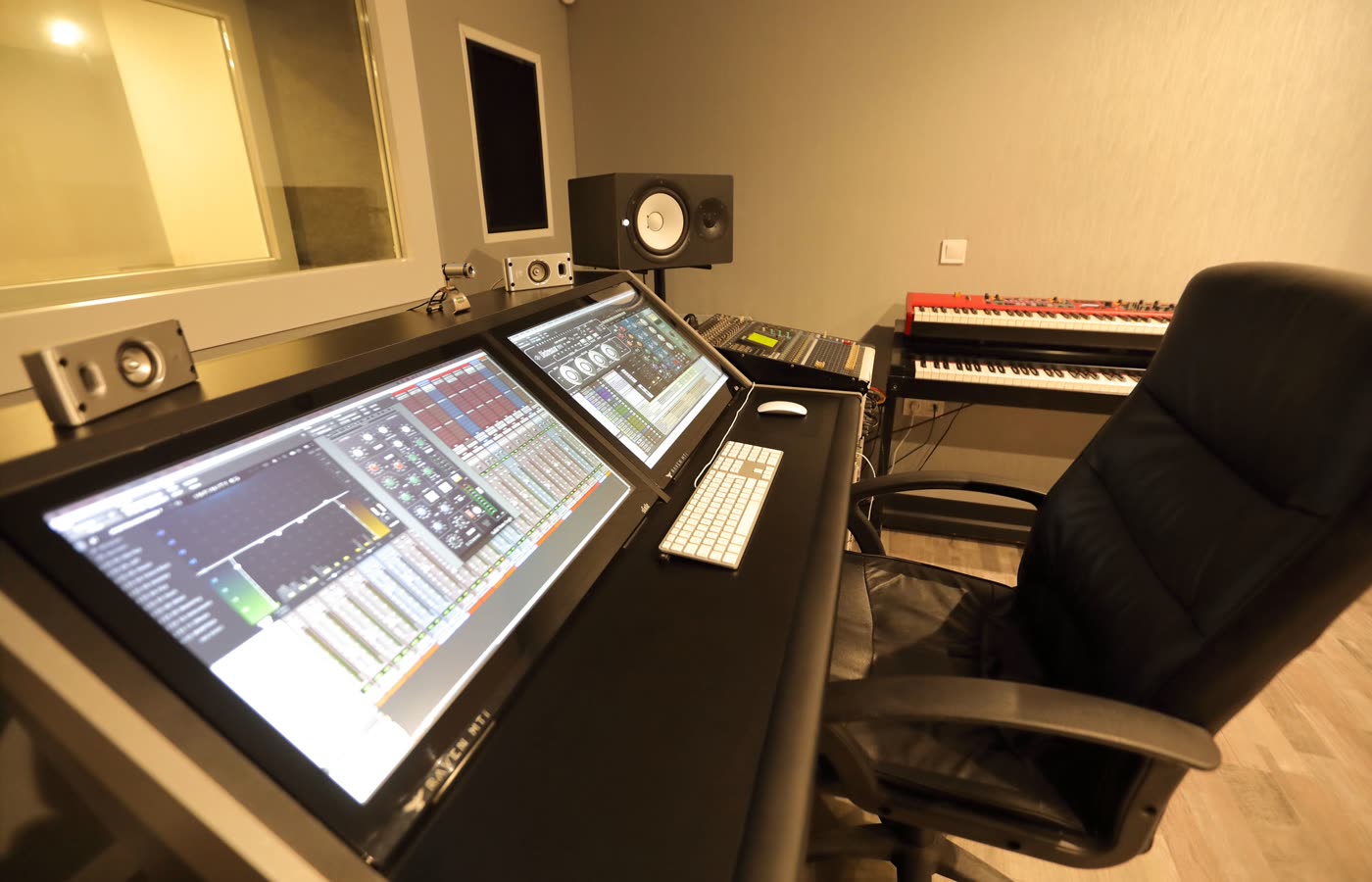 Sesión de mezcla en Pro Tools con monitores de estudio
