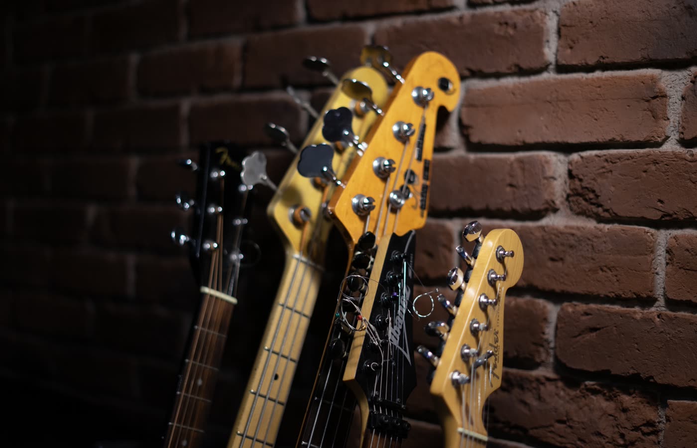 Estudio de productor musical con guitarras y equipo de grabación