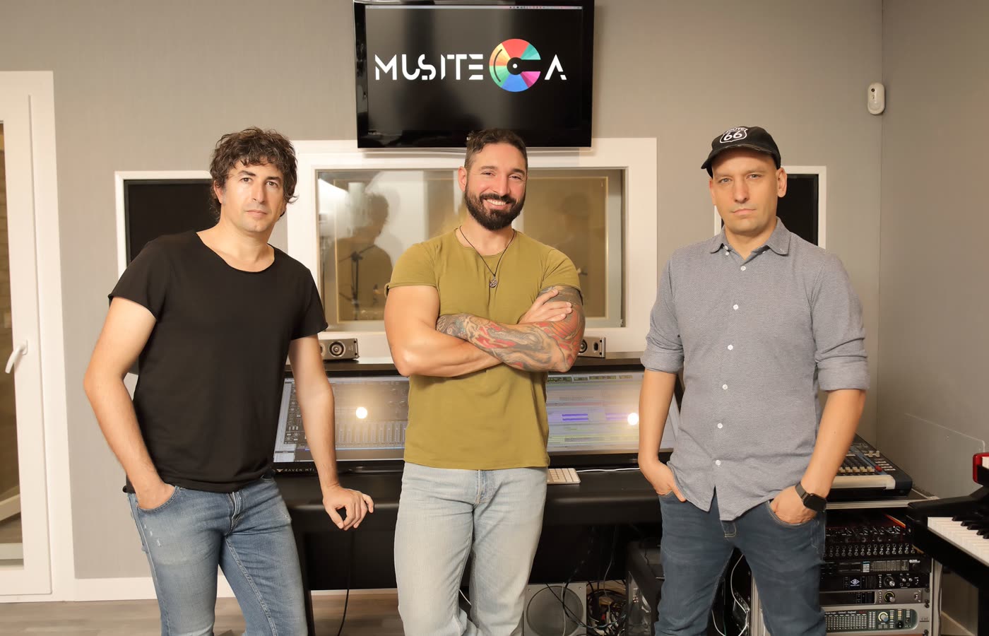 Jaume Bou, Marc Palmer y Óscar Nadal en el estudio de Musiteca