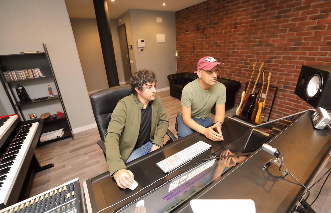 Equipo de Musiteca revisando música para supervisión y derechos musicales