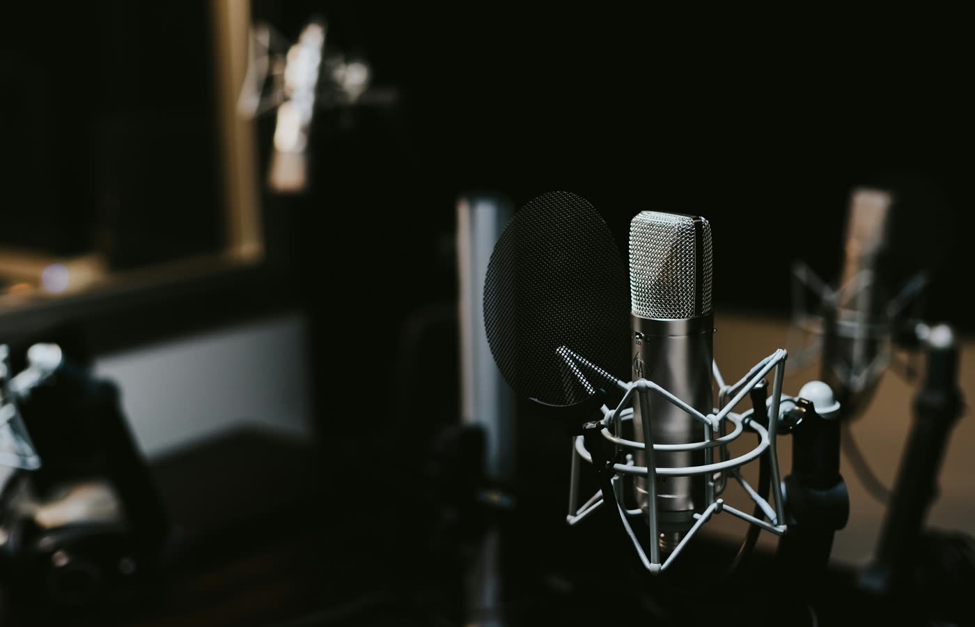 Micrófono profesional para locución y doblaje en estudio
