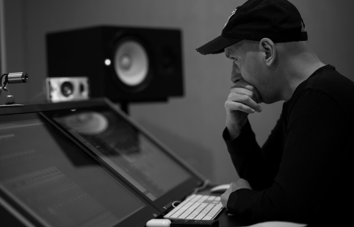 Jaume Bou trabajando sonido audiovisual en el estudio Musiteca