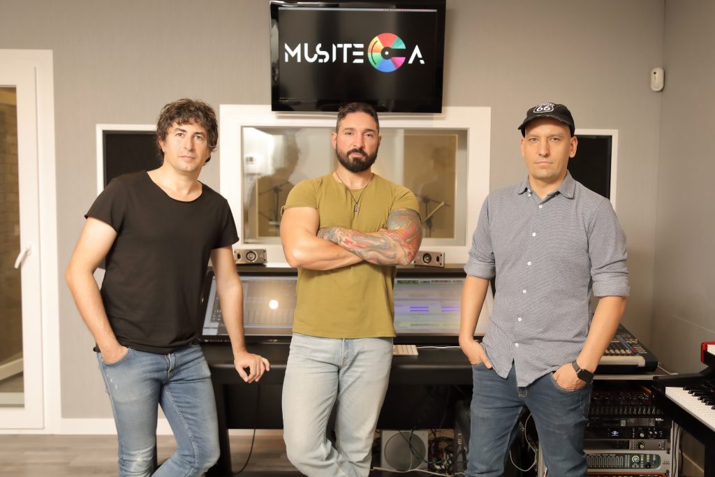 Equipo de Musiteca en el estudio