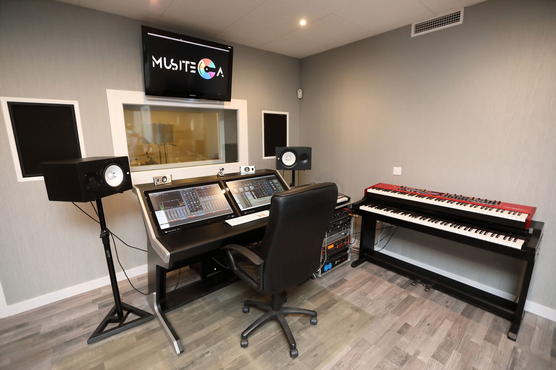 Mesa de mezcla y monitores del estudio